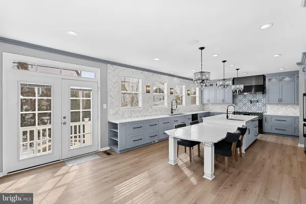 a view of an empty room with wooden floor and closet