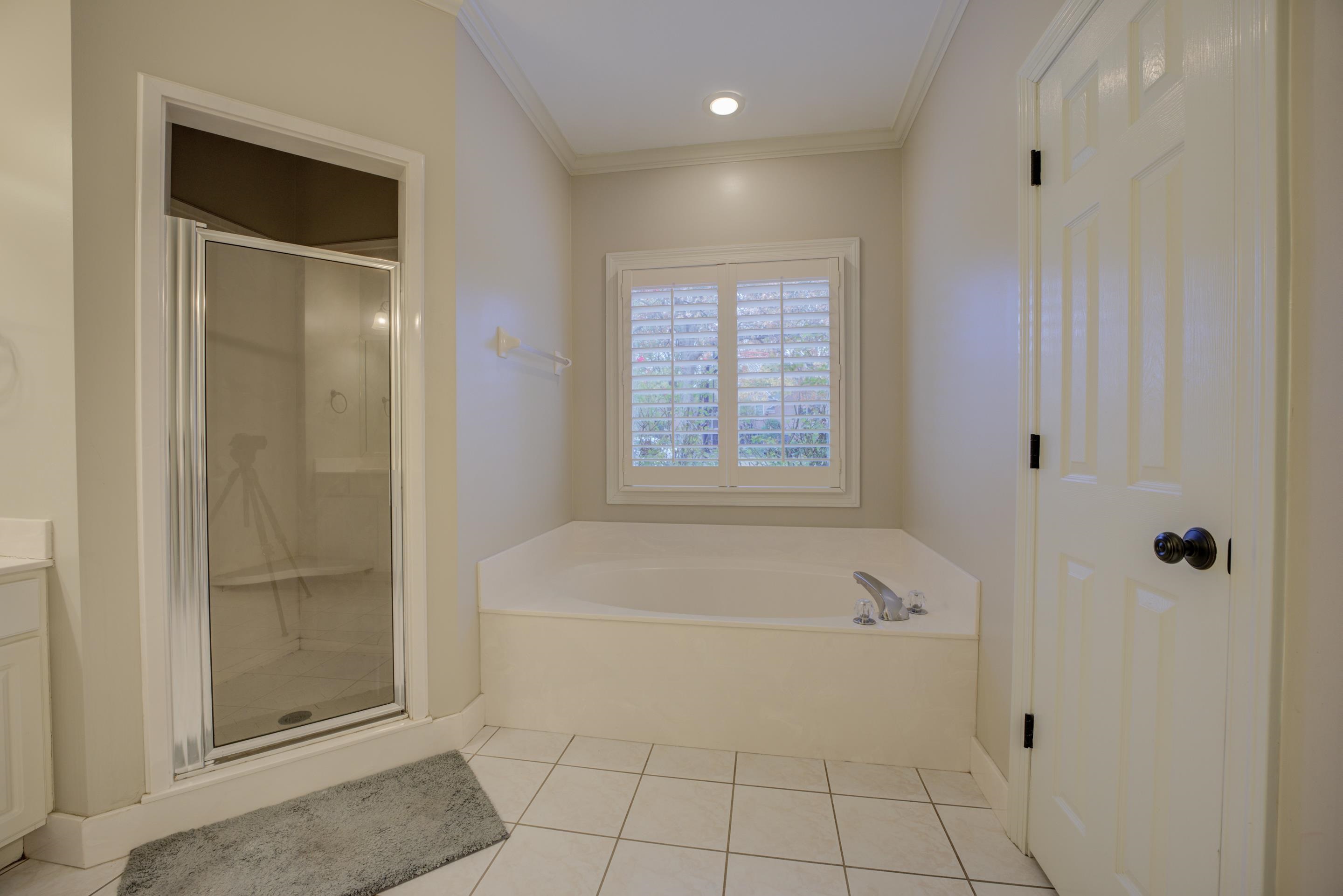 9852 Garden Place Collierville, TN 38139 - Photo 19 of 38 a bathroom with a bathtub