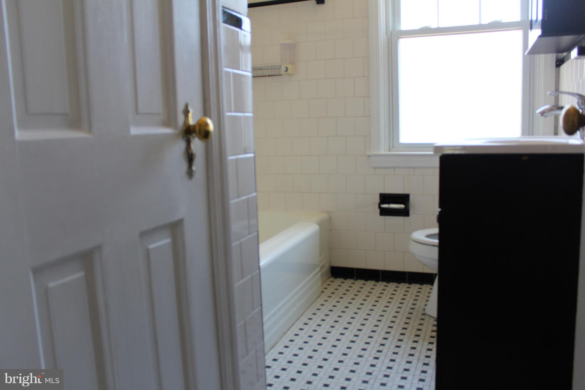 1512 Kennewick Road Baltimore, MD 21218 - Photo 9 of 14 Bath