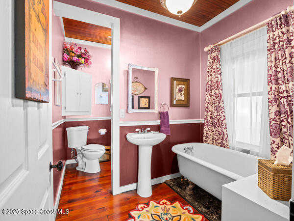 608 Indiana Avenue St. Cloud, FL 34769 - Photo 5 of 20 a bathroom with a sink mirror bathtub and toilet