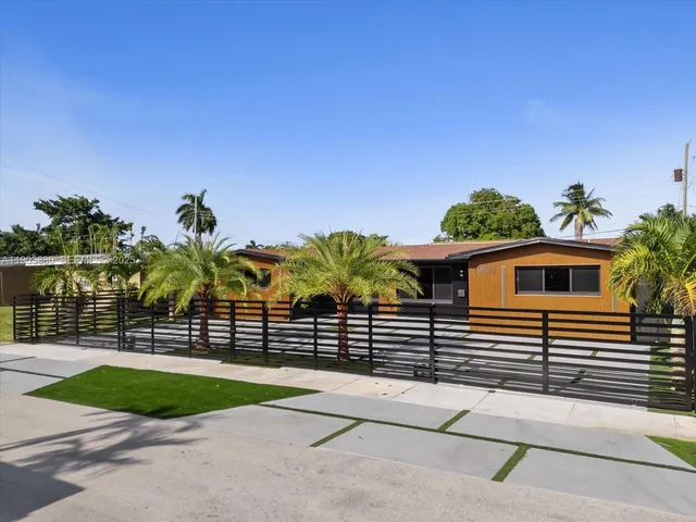 a view of a house with a backyard