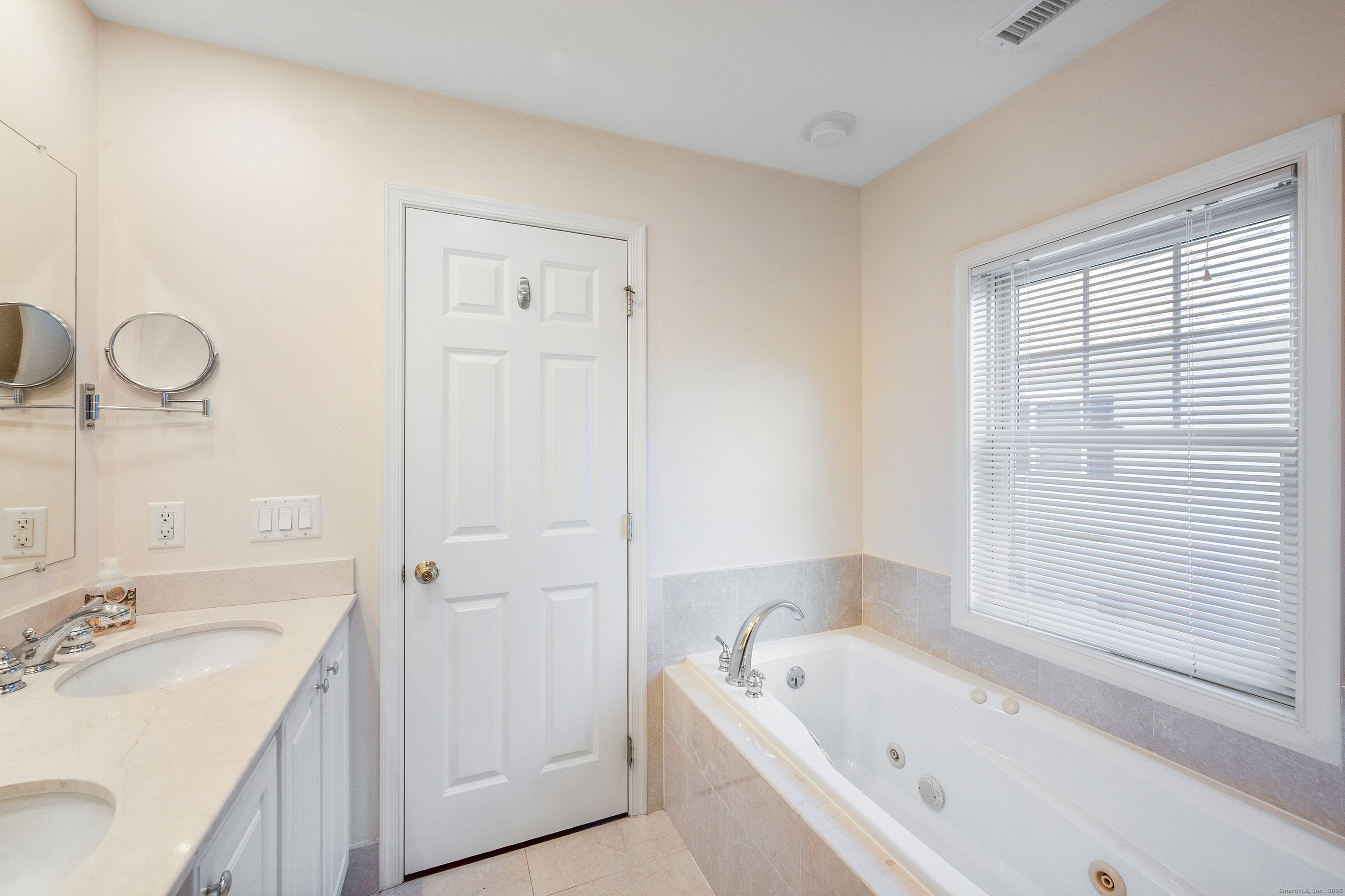 160 Glenbrook Road, Unit 6B Stamford, CT 06902 - Photo 11 of 19 a bathroom with a tub sink and mirror