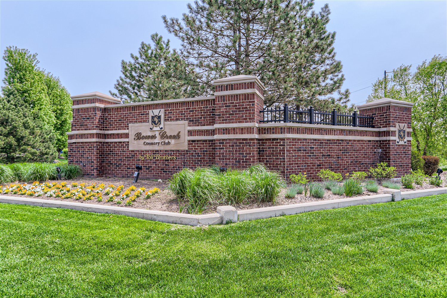1239 Falcon Ridge Drive Elgin, IL 60124 - Photo 28 of 28 a view of garden with flowers in front of house