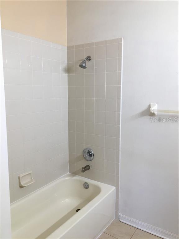 3426 High Hampton Circle Tampa, FL 33610 - Photo 20 of 27 a bathroom with a bathtub