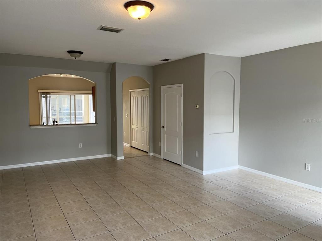 3426 High Hampton Circle Tampa, FL 33610 - Photo 4 of 27 an empty room with windows and closet