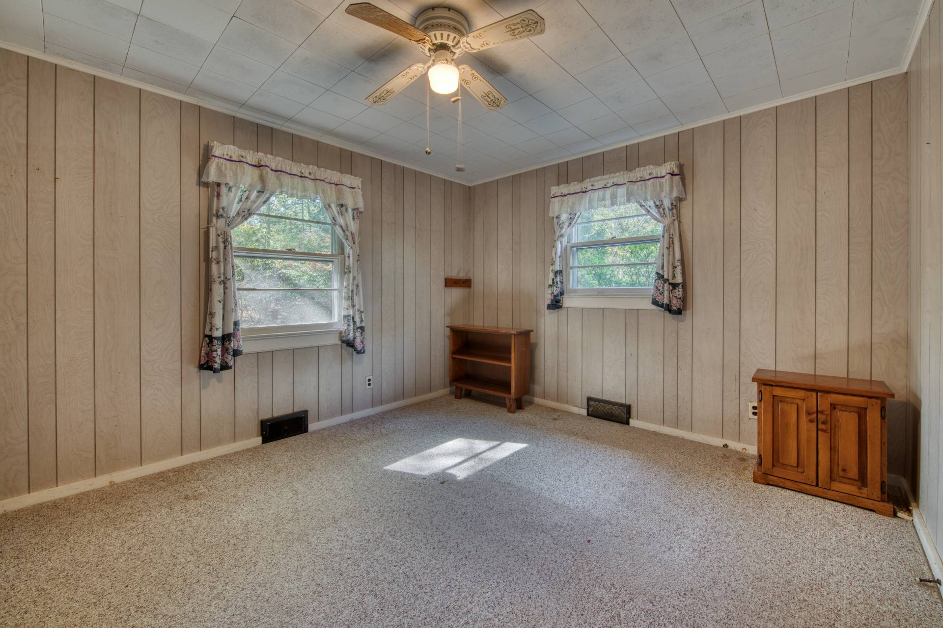 127 Copeces Lane East Hampton, NY 11937 - Photo 11 of 13 a view of a livingroom with a ceiling fan and window
