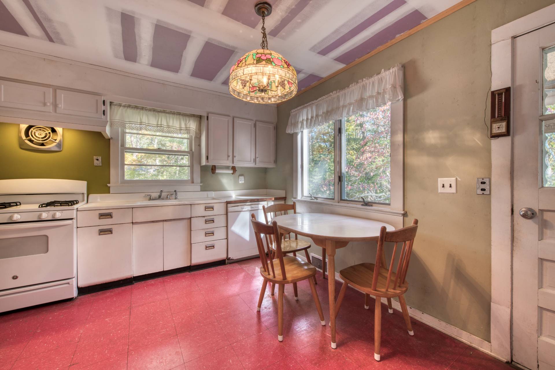 127 Copeces Lane East Hampton, NY 11937 - Photo 7 of 13 a kitchen with stainless steel appliances granite countertop a stove a refrigerator a oven a dining table and chairs with wooden floor