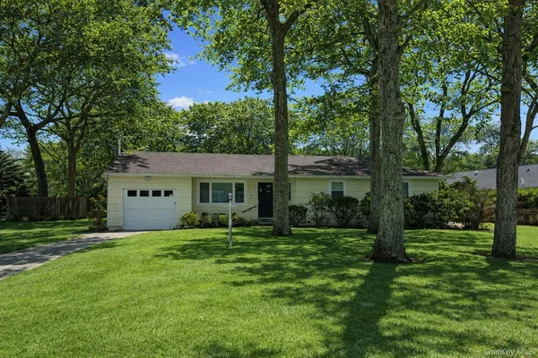 a view of a house with backyard and garden