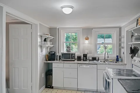 $1,260,000 | 1574-1579 Pleasant Street, Lee, MA 01260