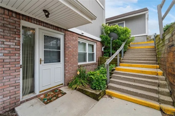 $190,000 | 227 E Portage Lakes Drive, Akron, OH 44319