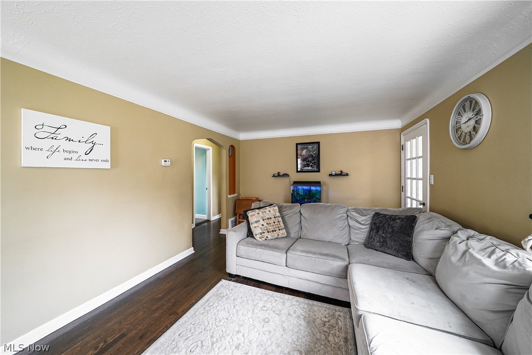 5695 Shawnee Road Cleveland, OH 44124 - Photo 5 of 31 Living Room