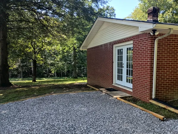 a view of a house with backyard and garden