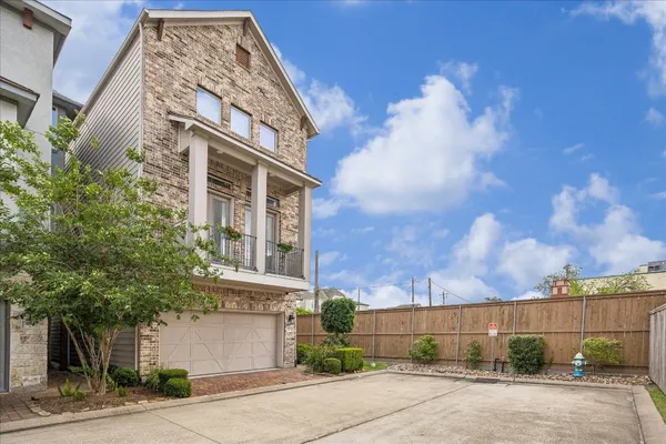 $535,000 | 1702 Oak Leaf Pass Drive, Houston, TX 77055