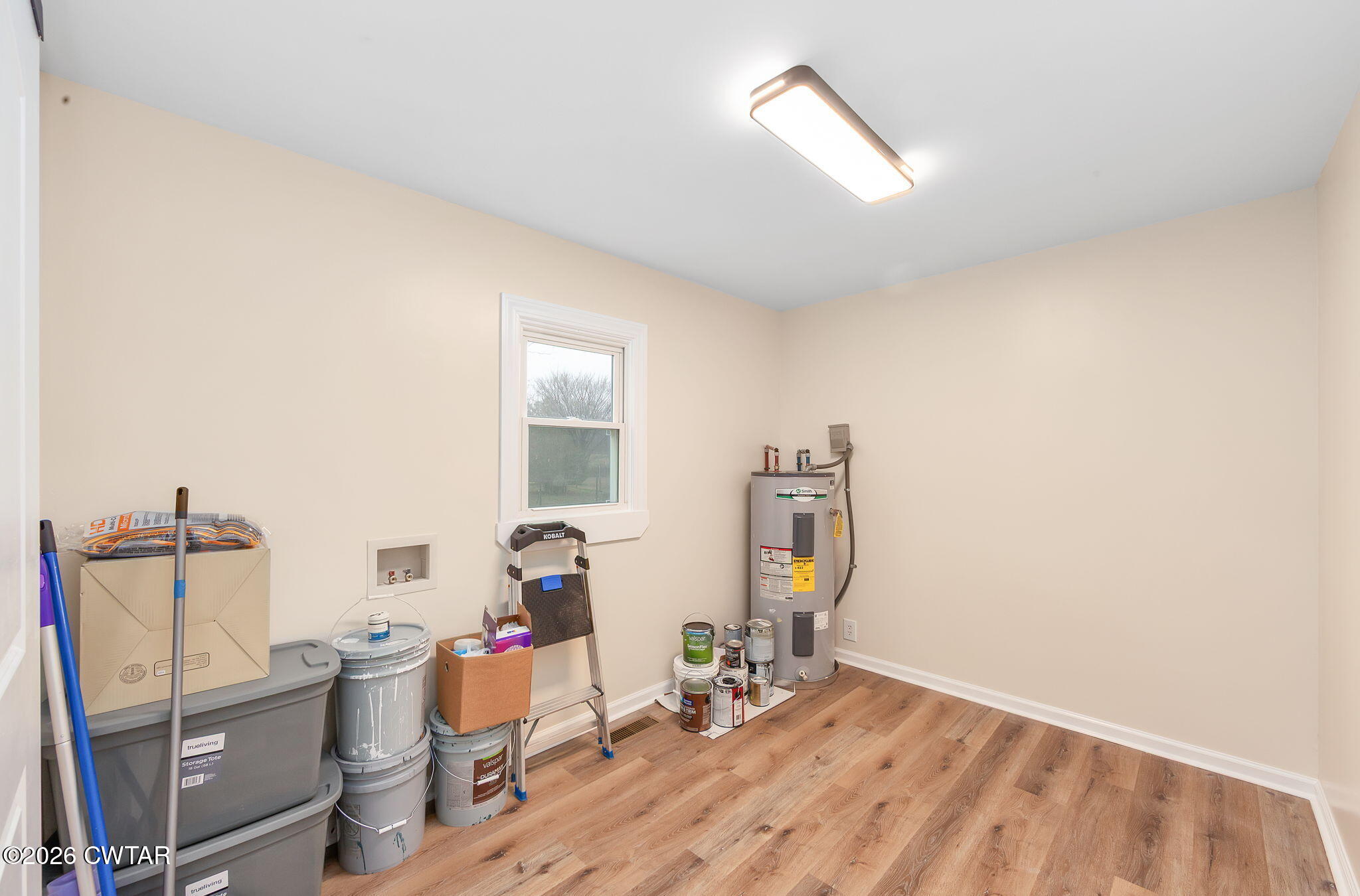 28 Mt Orange Road Trenton, TN 38382 - Photo 11 of 31 a room with furniture and a window