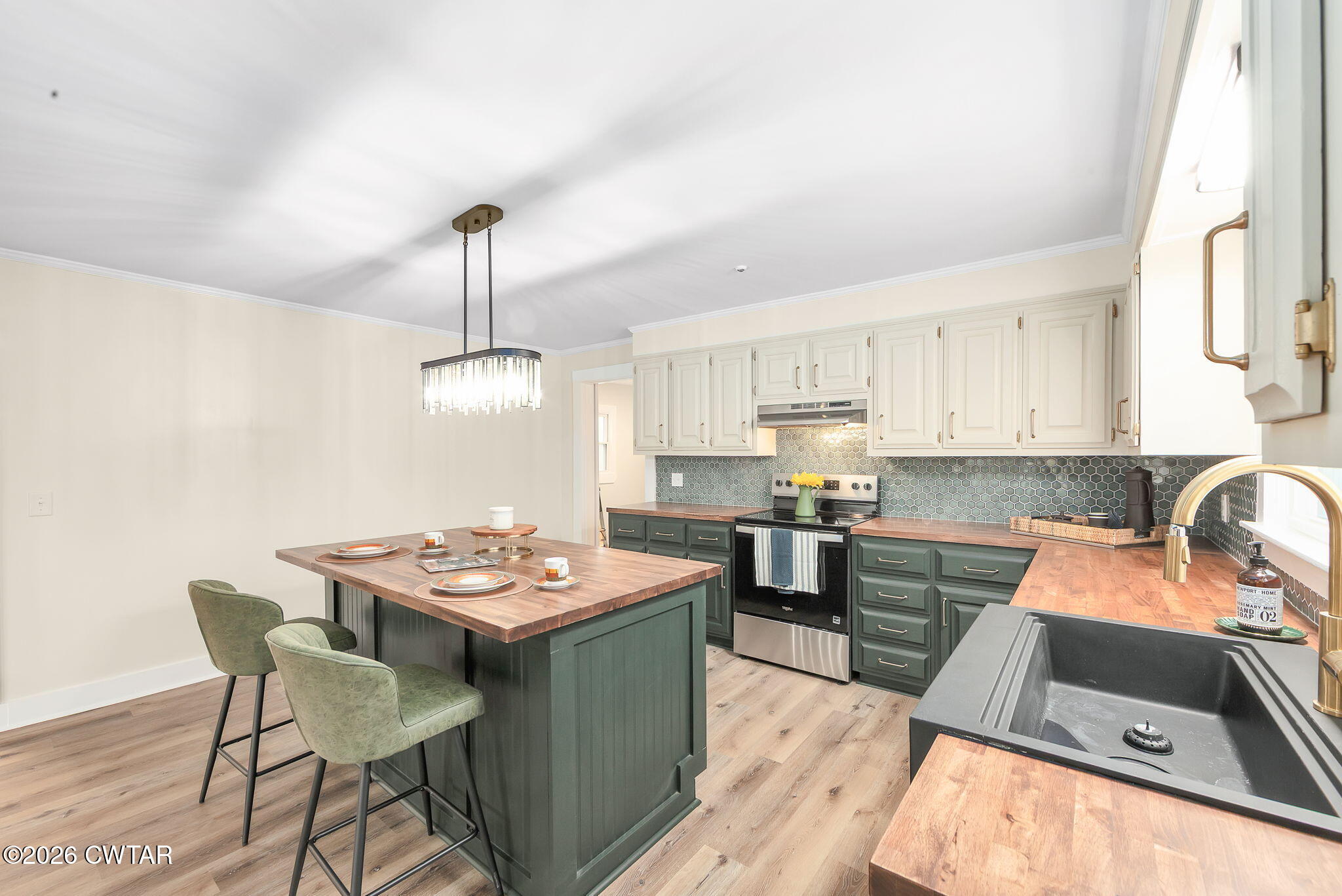 28 Mt Orange Road Trenton, TN 38382 - Photo 8 of 31 a kitchen with a table and chairs in it