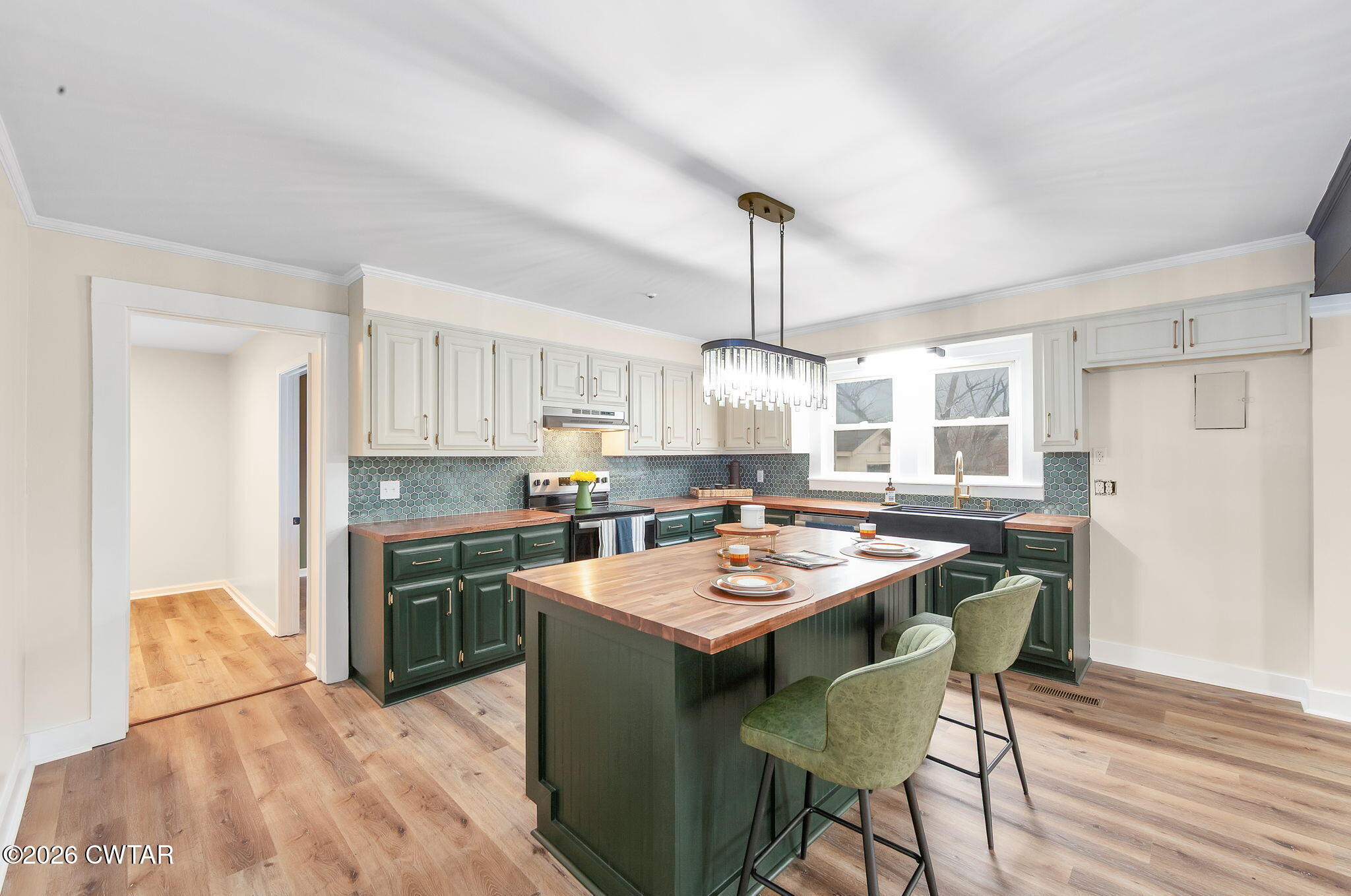 28 Mt Orange Road Trenton, TN 38382 - Photo 9 of 31 a kitchen with a table chairs and wooden floor