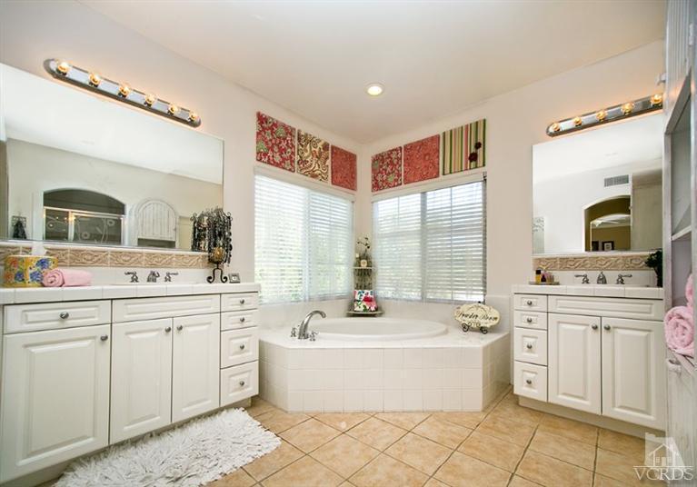 239 Knoll Ridge Road Simi Valley, CA 93065 - Photo 34 of 61 a bathroom with a bathtub a sink and a mirror
