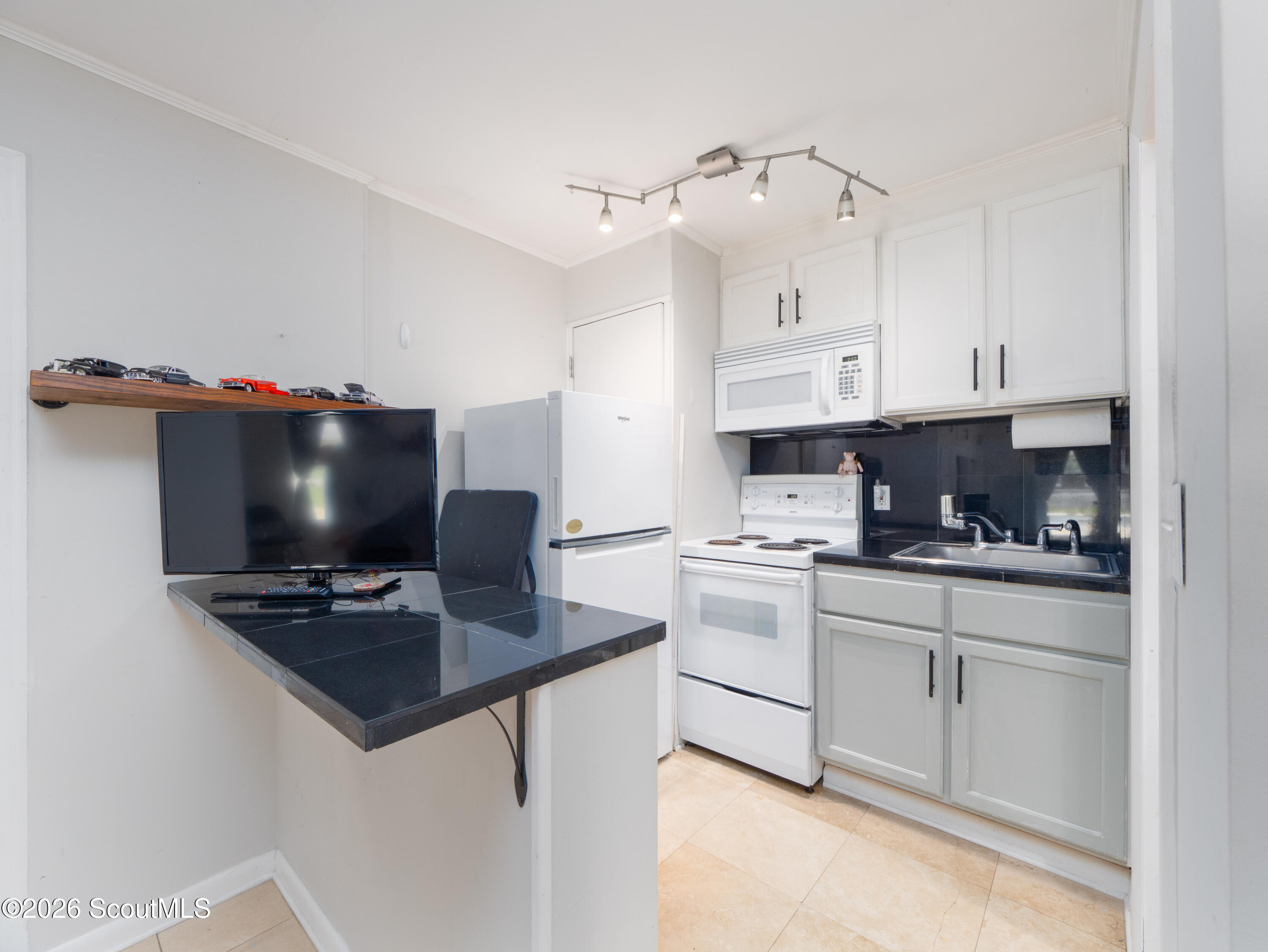 113 Ingham Street St. Simons Island, GA 31522 - Photo 35 of 48 Guest suite kitchen
