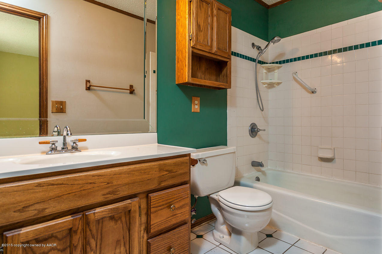 8202 Santa Fe Trail Amarillo, TX 79110 - Photo 14 of 23 Master Bathroom