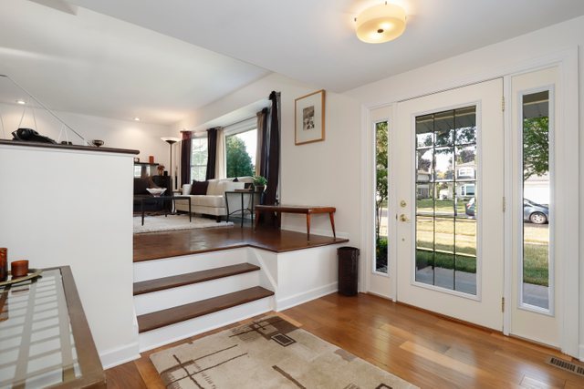 525 North Rohlwing Road Palatine, IL 60074 - Photo 4 of 38 Gallery Image 4