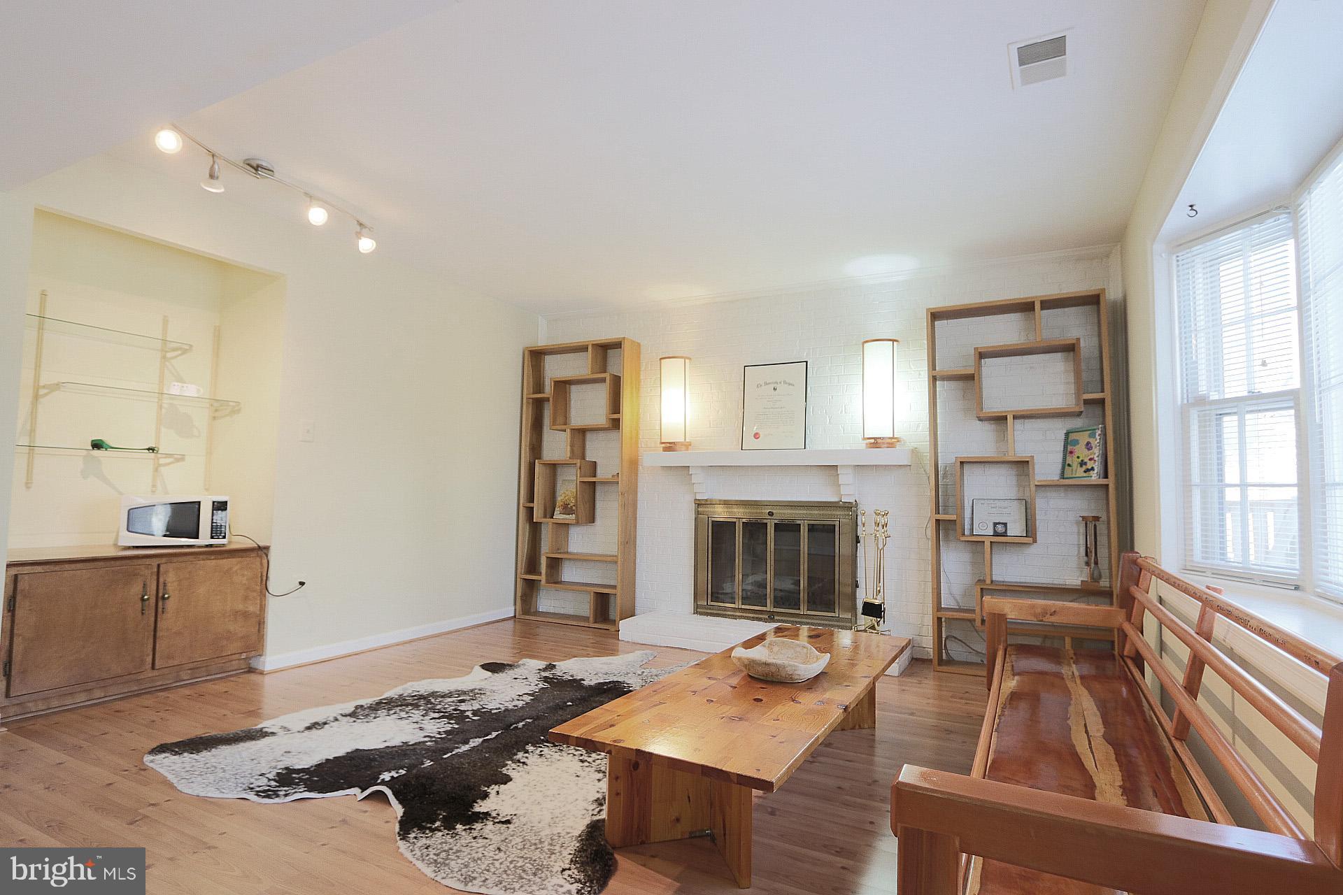 10129 Red Spruce Road Fairfax, VA 22032 - Photo 2 of 26 Living Room