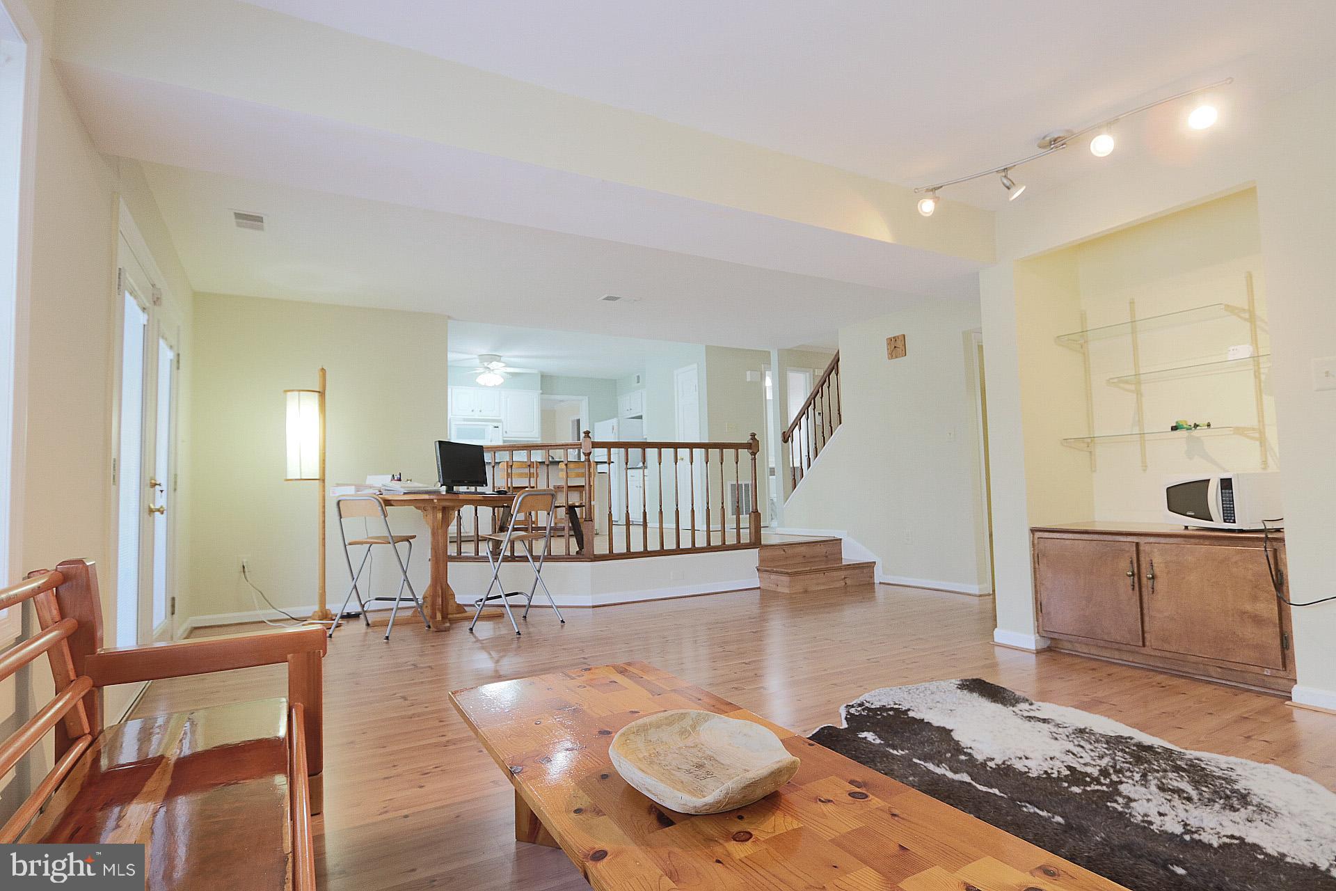 10129 Red Spruce Road Fairfax, VA 22032 - Photo 3 of 26 Living Room