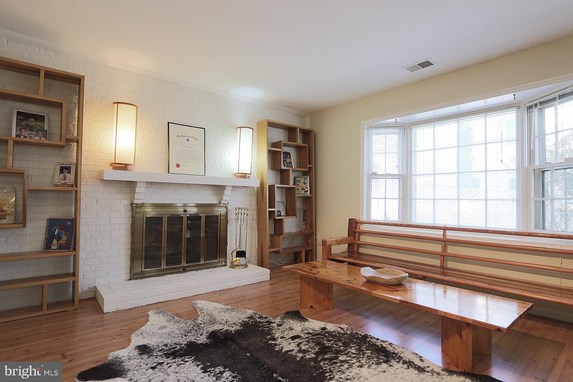10129 Red Spruce Road Fairfax, VA 22032 - Photo 4 of 26 Living Room