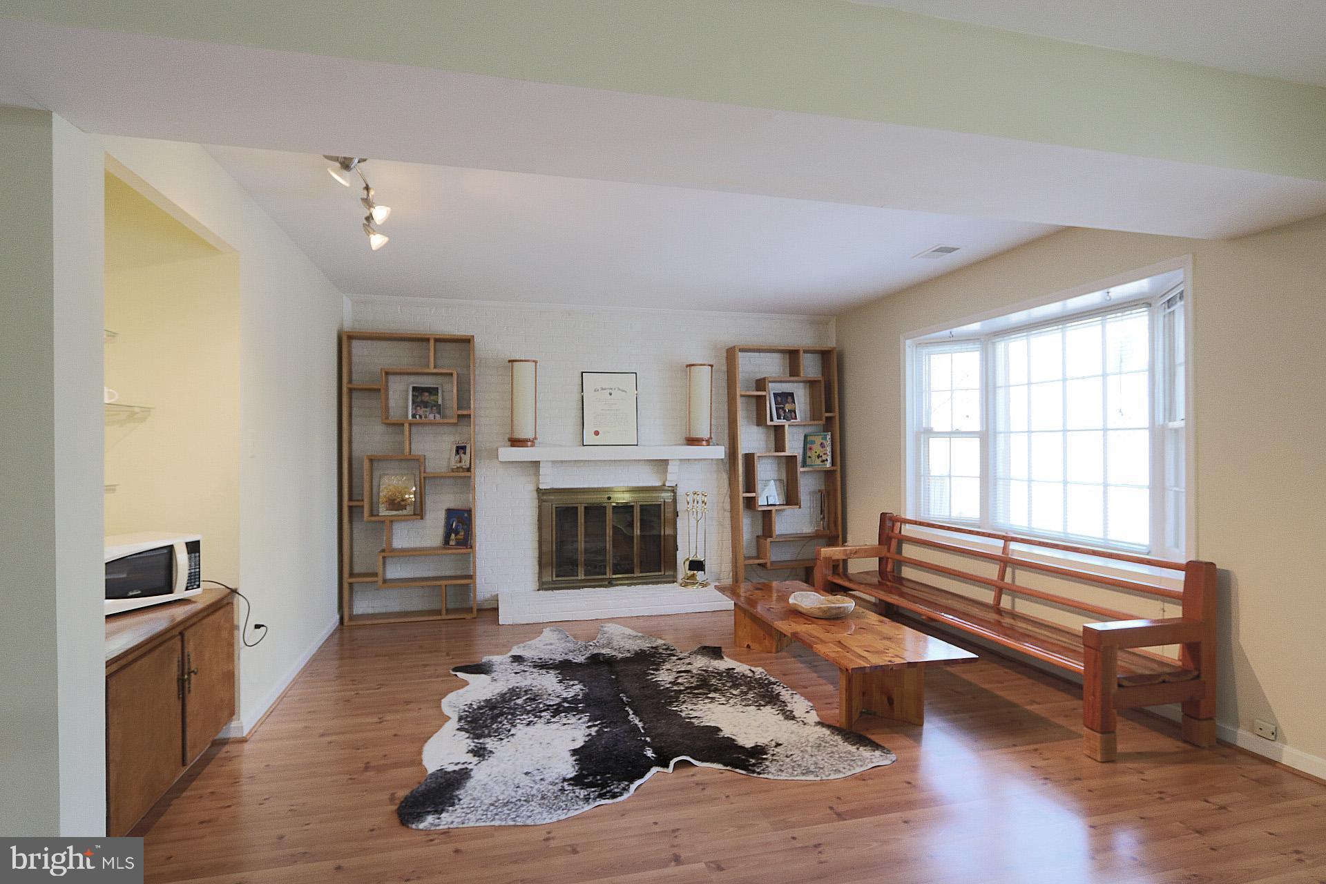 10129 Red Spruce Road Fairfax, VA 22032 - Photo 5 of 26 Living Room