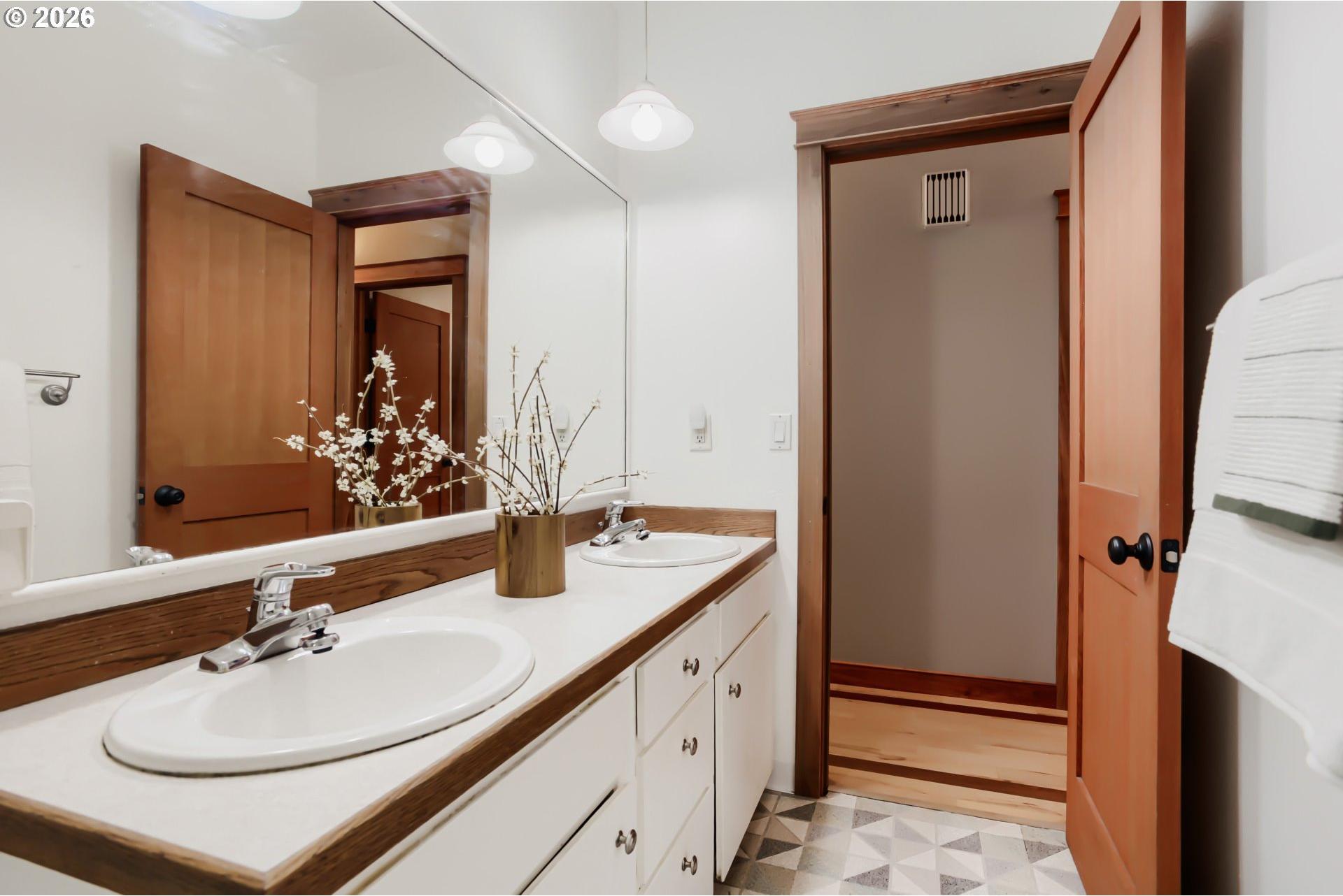 6149 Southwest Miles Court Portland, OR 97219 - Photo 32 of 48 Gallery Image 32