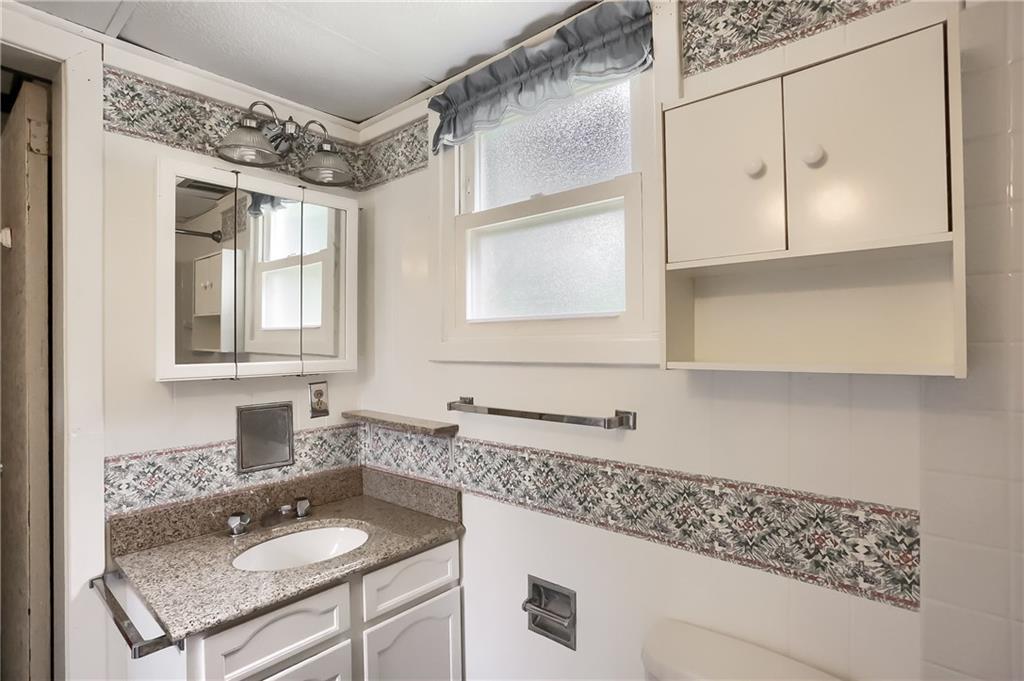6 Quarry Road Sewickley, PA 15143 - Photo 11 of 22 FULL FIRST FLOOR UPDATED BATHROOM