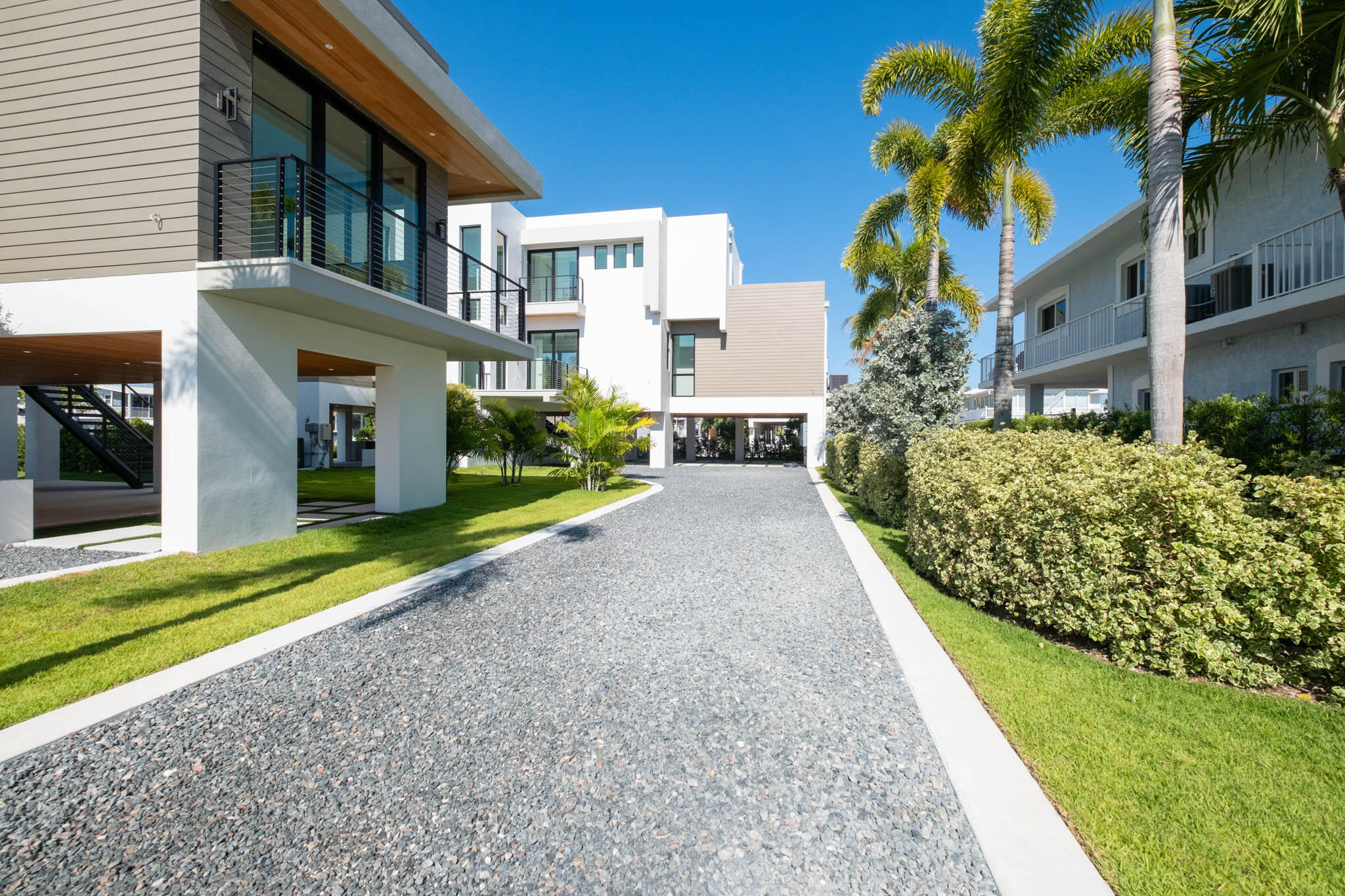301 Buttonwood Circle, Unit B Key Largo, FL 33037 - Photo 7 of 52 Driveway