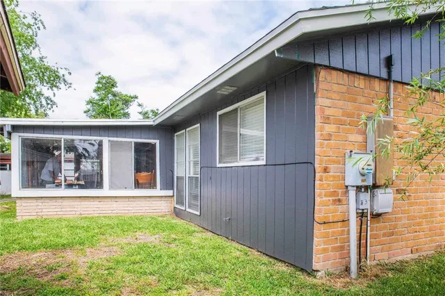 a view of front of a house with a yard