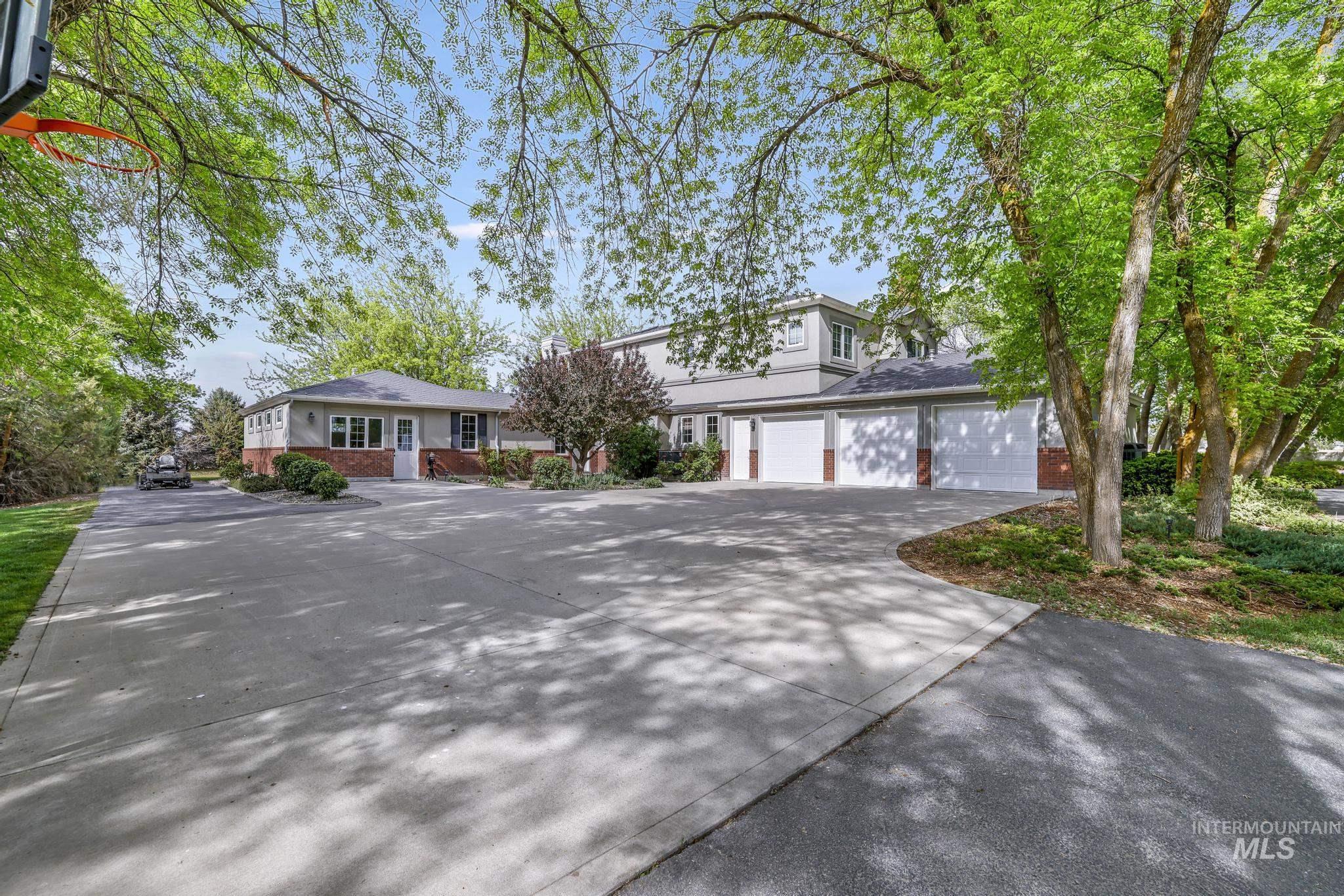 1526 Highway 26 Gooding, ID 83330 - Photo 41 of 48 Three car garage