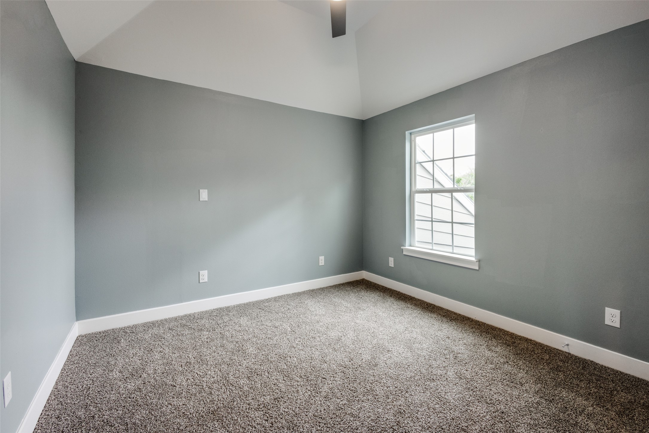 4927 East Ridge Creek Drive Houston, TX 77053 - Photo 17 of 25 an empty room with windows