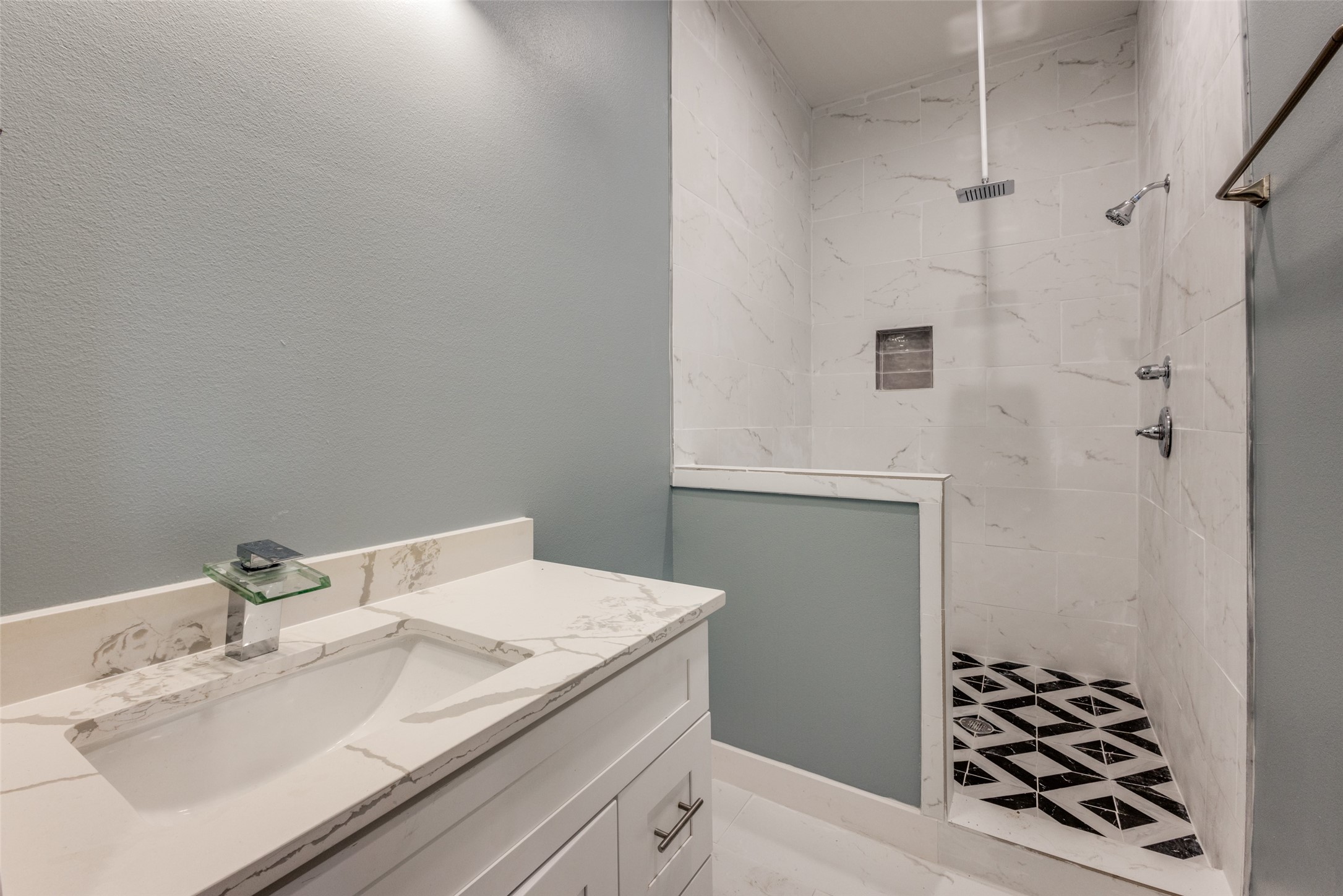 4927 East Ridge Creek Drive Houston, TX 77053 - Photo 19 of 25 a bathroom with a sink and a mirror