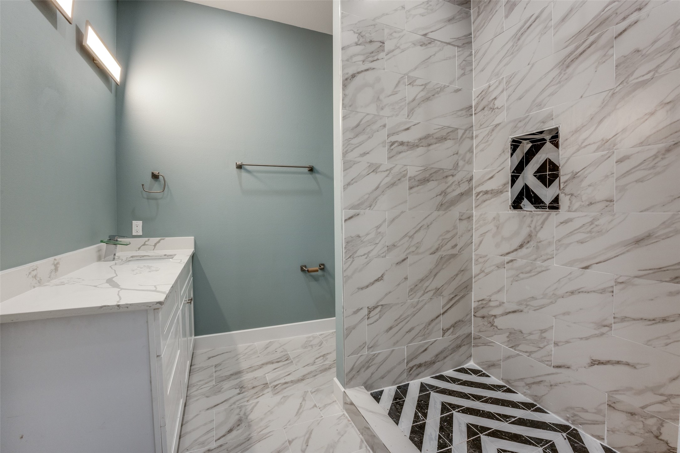 4927 East Ridge Creek Drive Houston, TX 77053 - Photo 20 of 25 a bathroom with a sink and a mirror