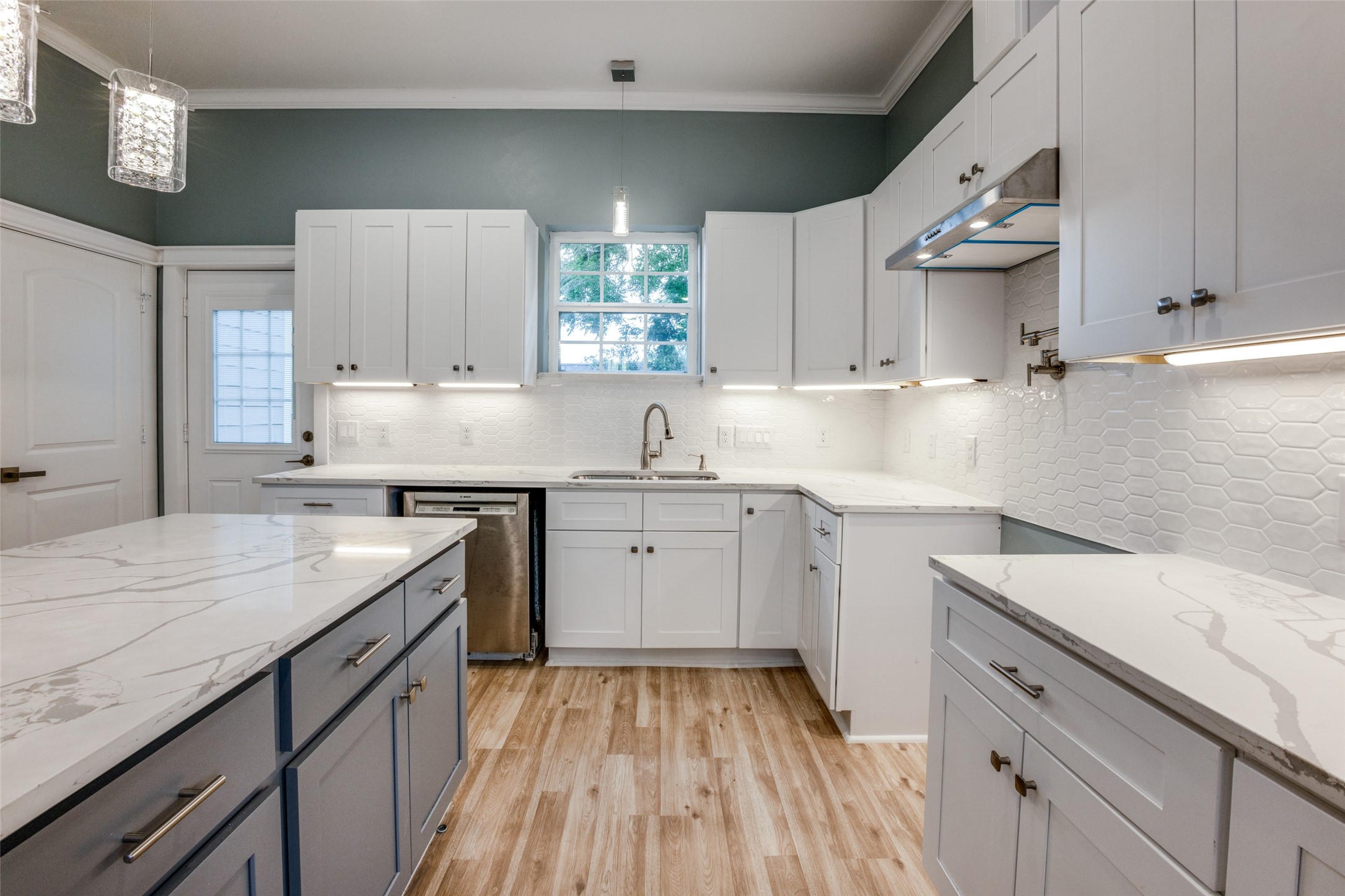 4927 East Ridge Creek Drive Houston, TX 77053 - Photo 9 of 25 a kitchen with a sink stove and cabinets