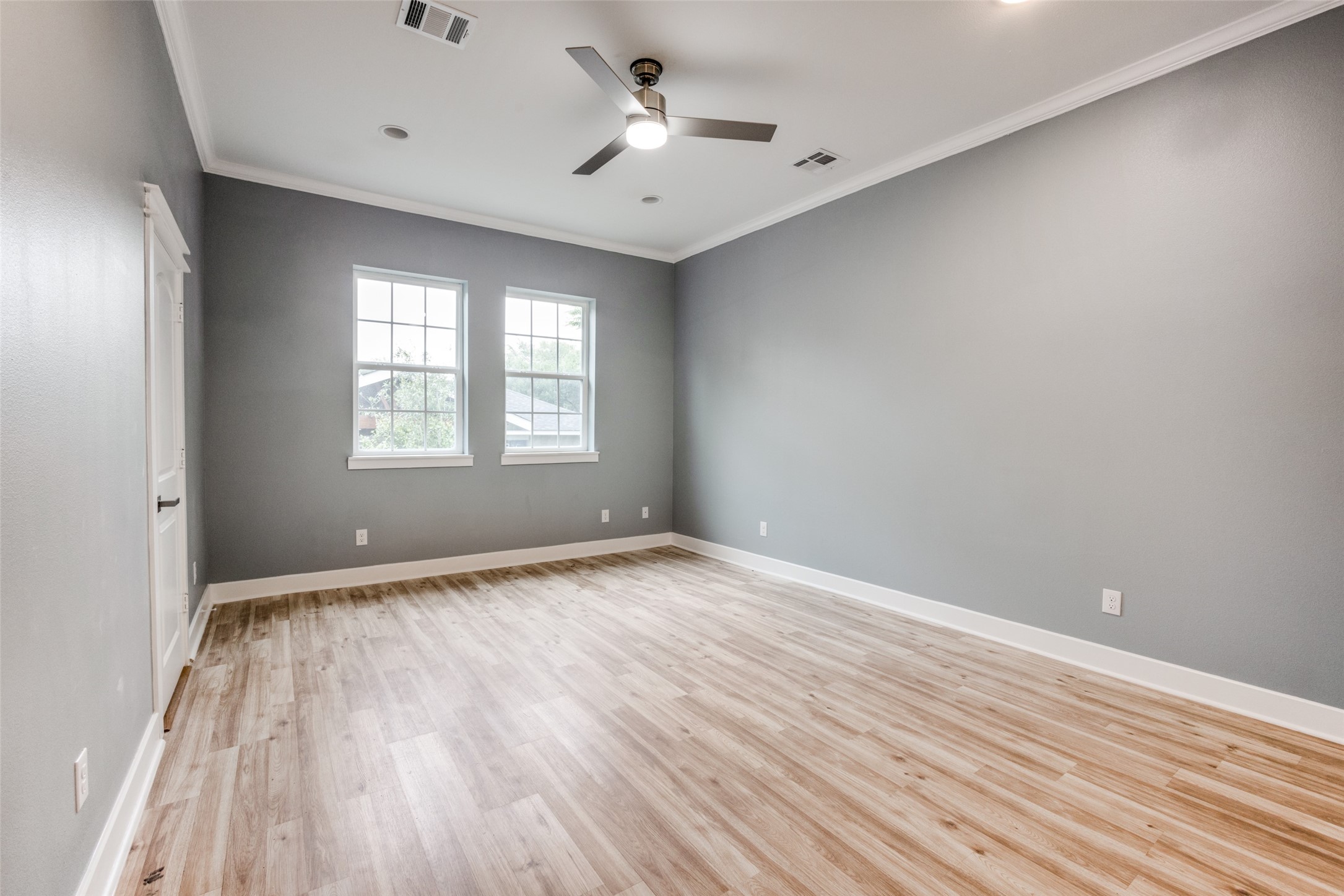 4927 East Ridge Creek Drive Houston, TX 77053 - Photo 10 of 25 an empty room with wooden floor and windows