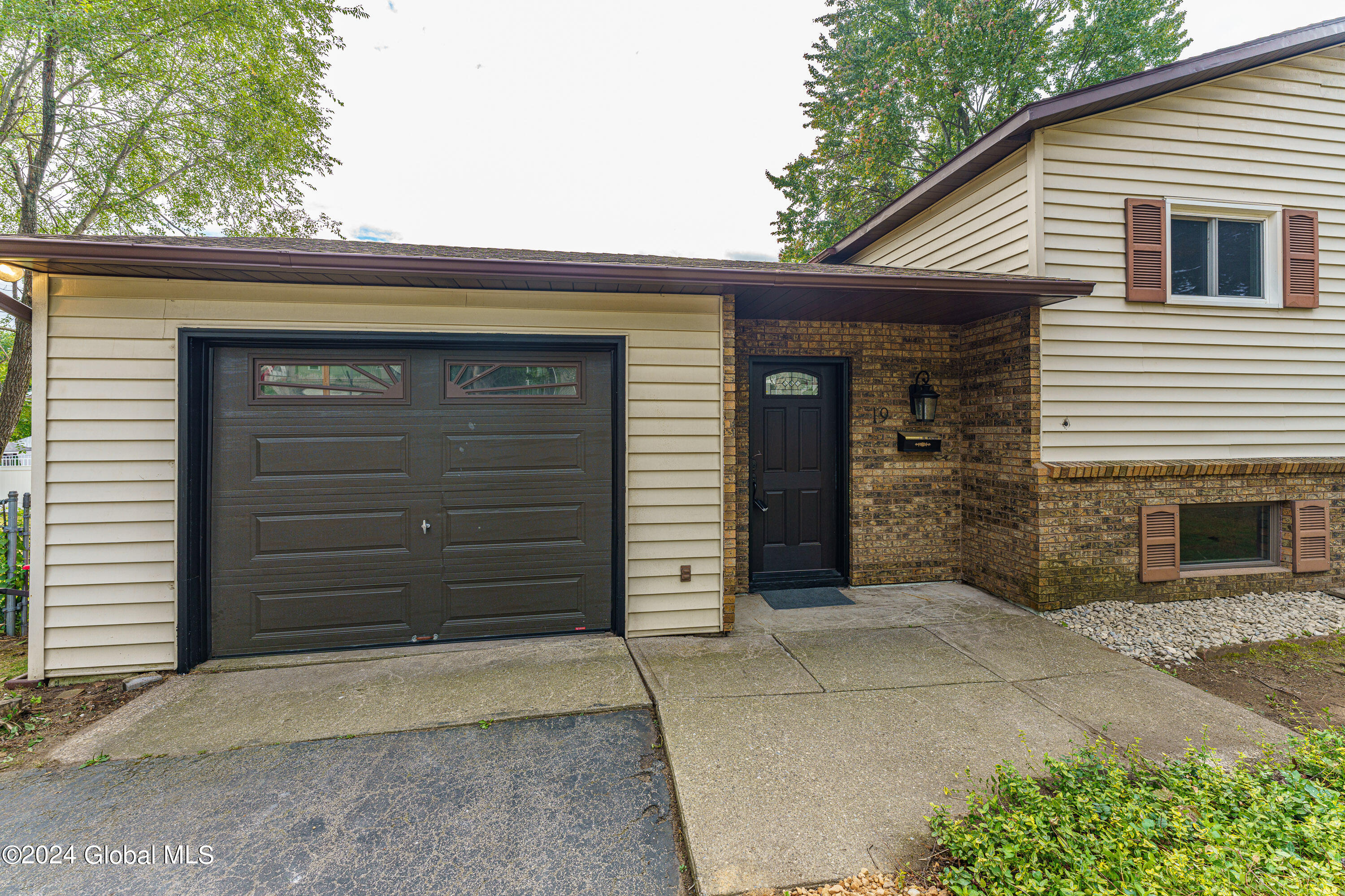 19 Launfal Street Colonie, NY 12205 - Photo 3 of 45 0 Front 4
