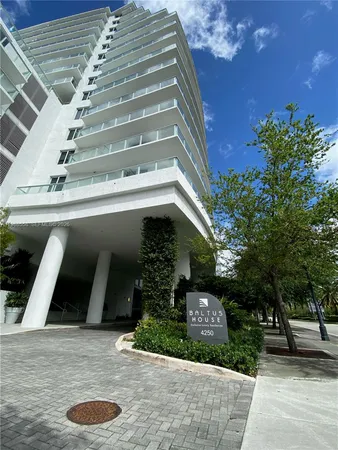 a view of entryway with a yard