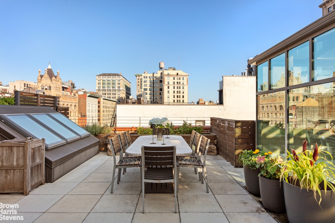 7 East 17th Street, Unit PHS Manhattan, NY 10003 - Photo 19 of 26 a sitting area with furniture and city view