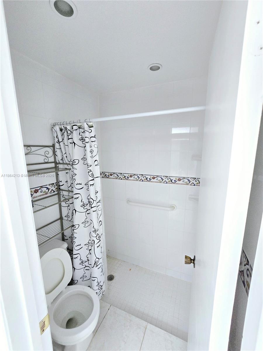 6708 Northwest 193rd Terrace Hialeah, FL 33015 - Photo 14 of 20