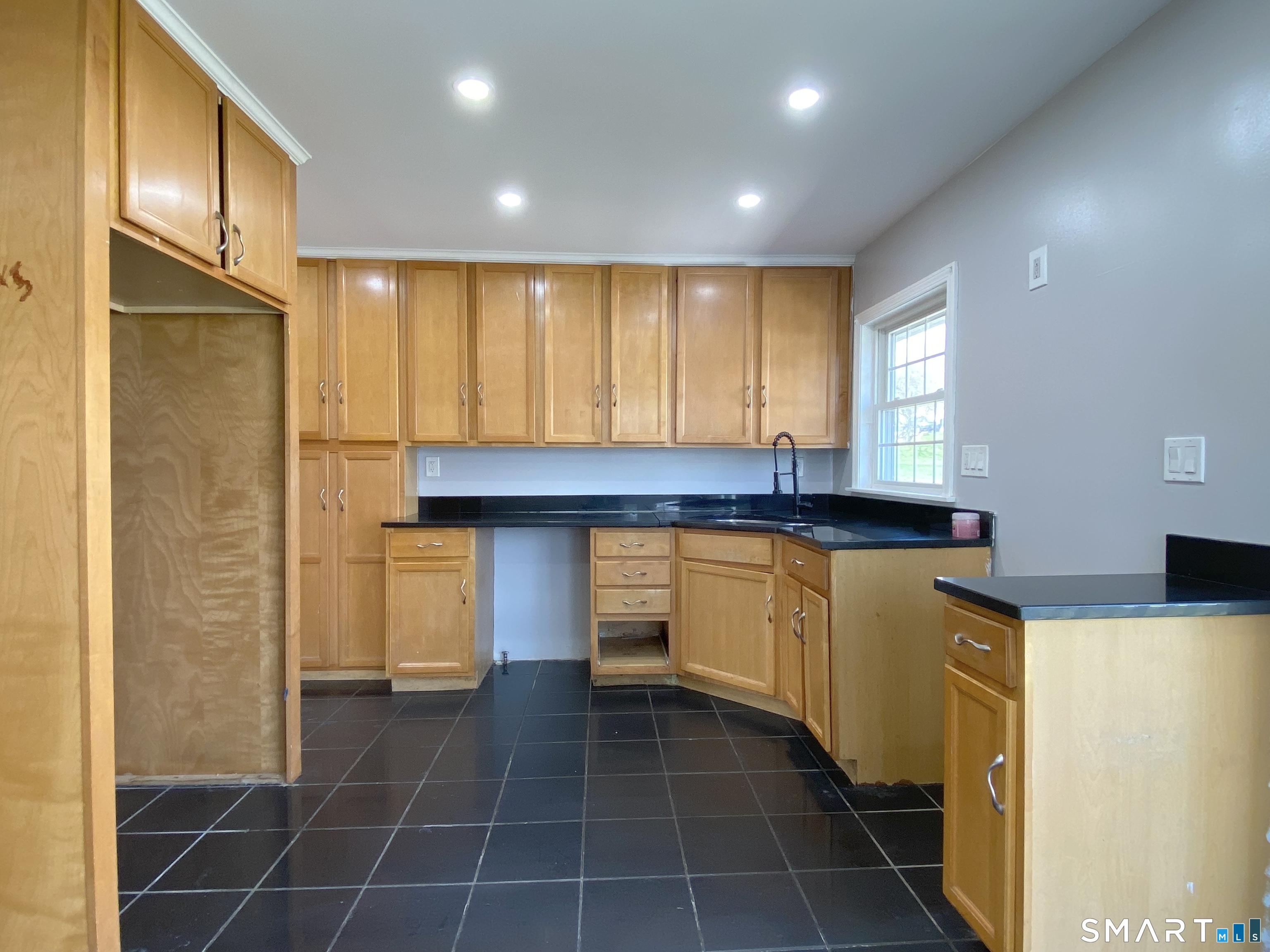 18 Reservoir Road Newington, CT 06111 - Photo 8 of 22