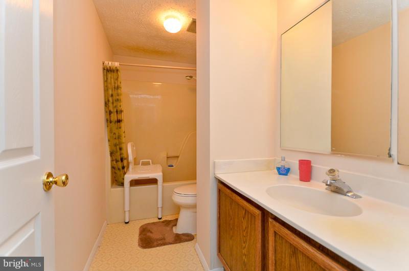 237 Sandhill Road Baltimore, MD 21221 - Photo 15 of 28 Bath
