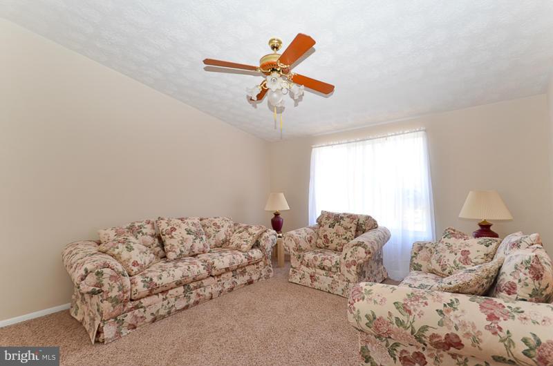 237 Sandhill Road Baltimore, MD 21221 - Photo 6 of 28 Living Room