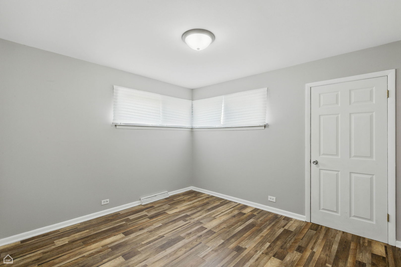 5301 State Road Burbank, IL 60459 - Photo 11 of 18 a view of a room with wooden floor
