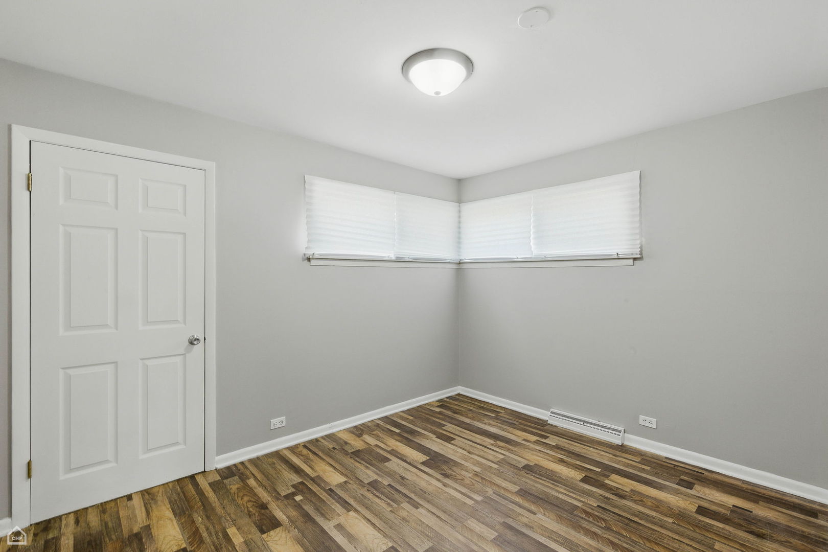 5301 State Road Burbank, IL 60459 - Photo 12 of 18 a view of a room with wooden floor