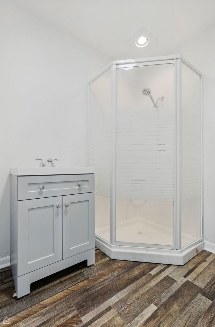 5301 State Road Burbank, IL 60459 - Photo 15 of 18 a view of a bathroom with wooden floor