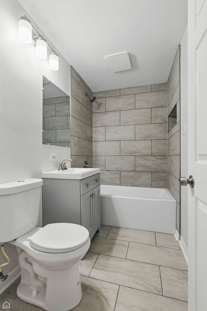 5301 State Road Burbank, IL 60459 - Photo 9 of 18 a bathroom with a sink a toilet and bathtub