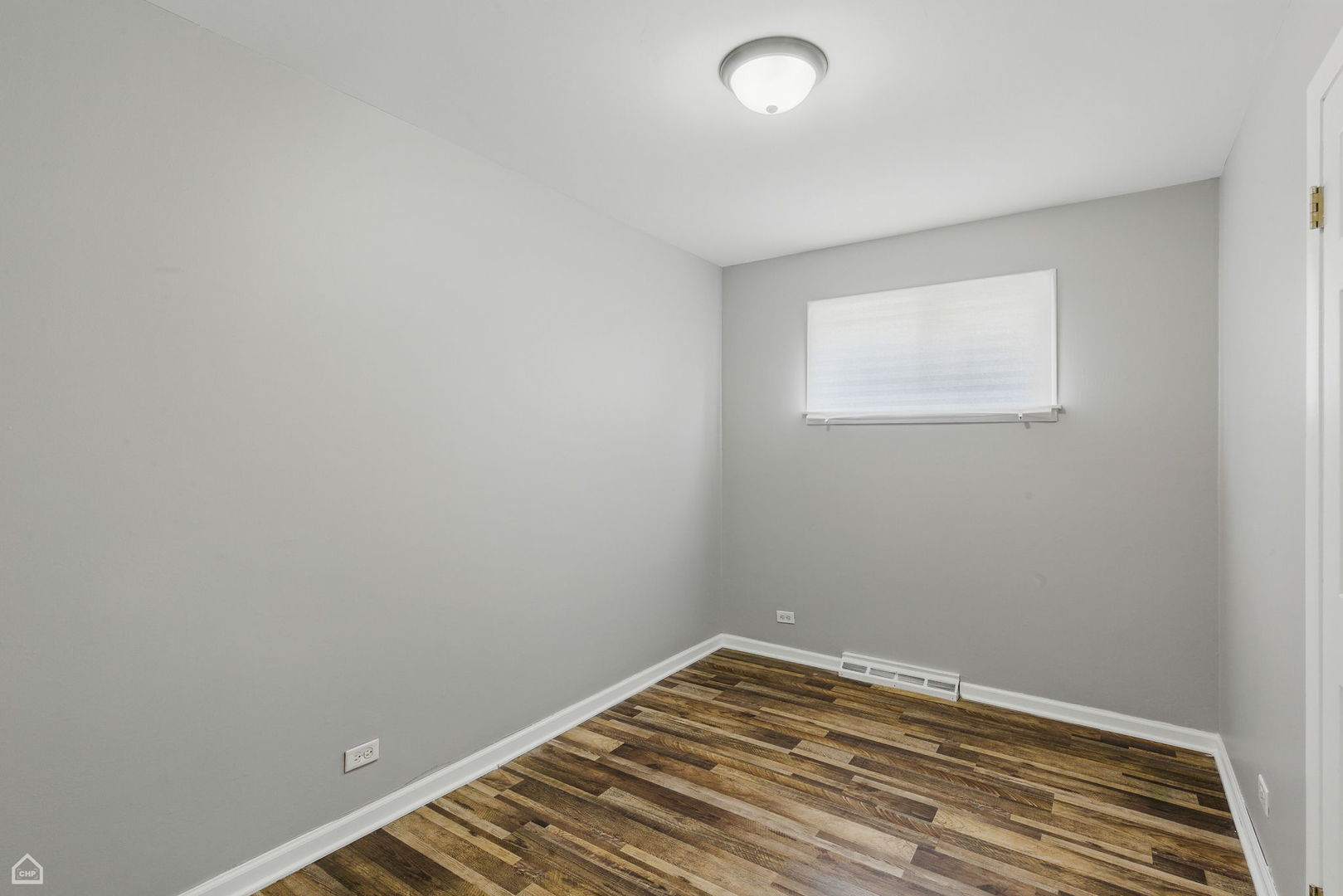 5301 State Road Burbank, IL 60459 - Photo 10 of 18 a view of a room with wooden floor